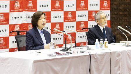 2023年7月11日、記者会見に臨む日本大学の林真理子理事長と酒井健夫学長（当時）（撮影：今井康一）