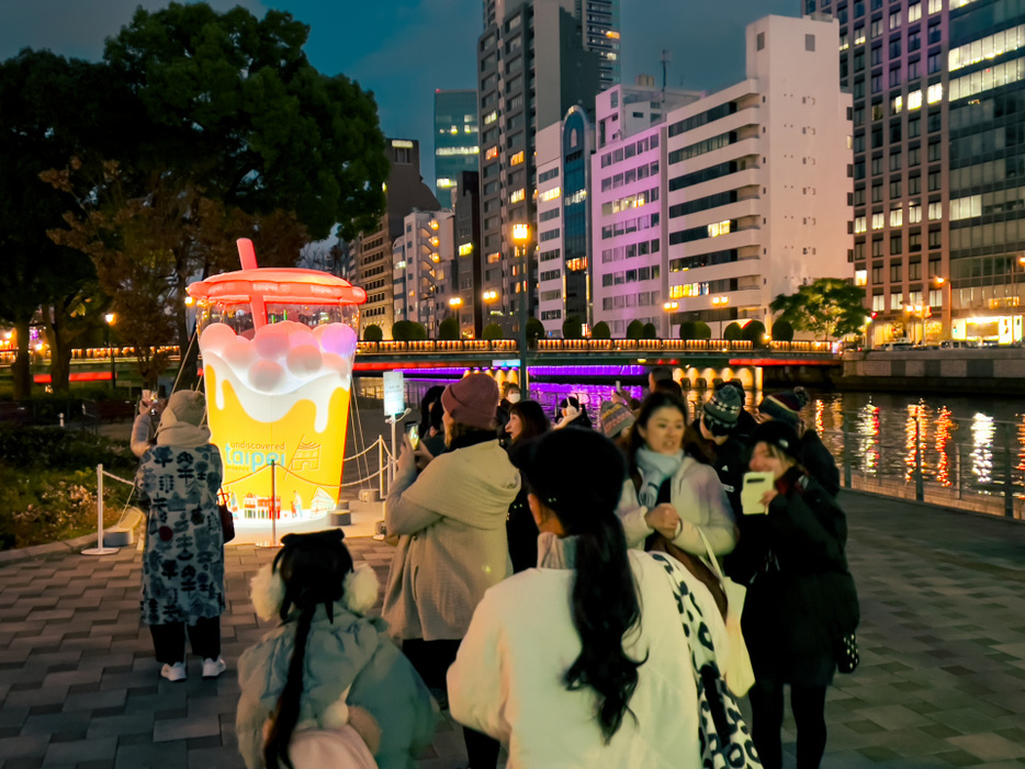 『2024大阪・光の饗宴』高さ3メートルのタピオカミルクティー登場