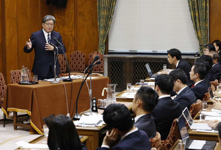 衆院政治倫理審査会で、質問に答える萩生田光一氏＝１８日午後、国会内（代表撮影）