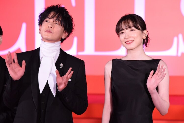 左から佐藤健、永野芽郁。