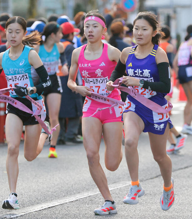 東大阪大敬愛の久保（中央）はタスキをもらい力走する（撮影・上山淳一）