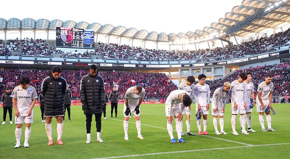 ３位で今季を終え、敵地に駆け付けたサポーターにお辞儀をするＪ１町田の選手たち