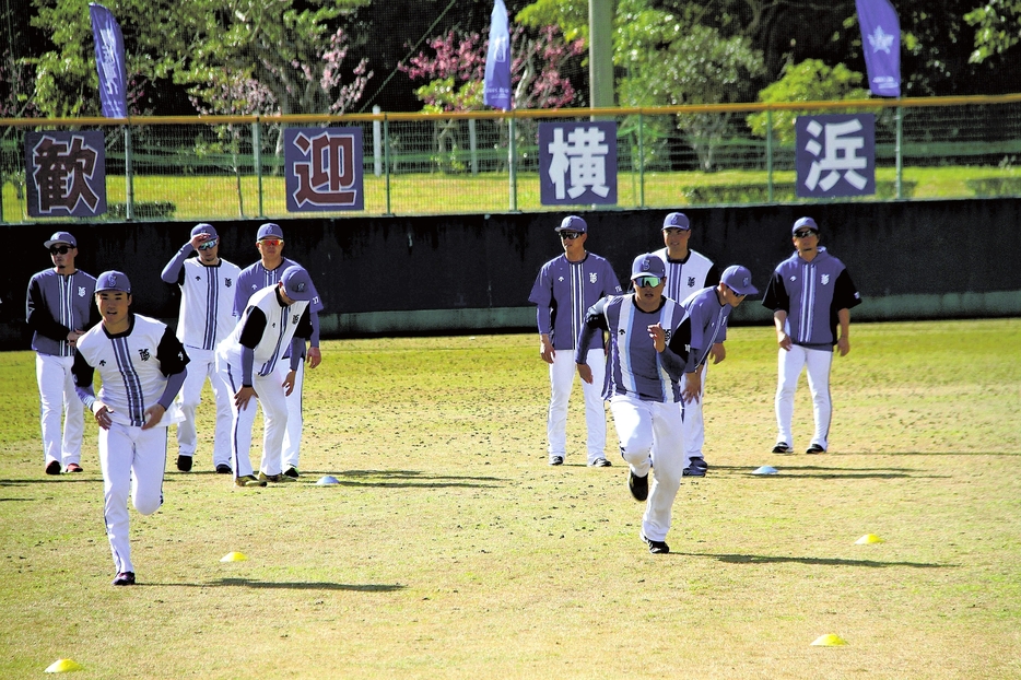 今春のキャンプで汗を流す選手たち（奄美市の奄美川商球場で）