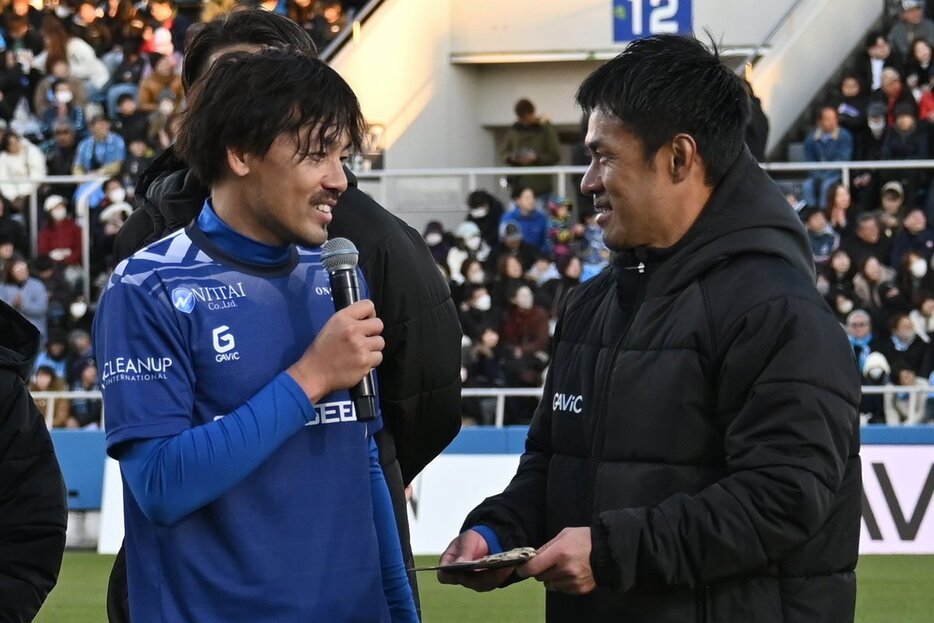 試合後、PKを決めた駒野友一氏(右)を表彰した松井大輔氏