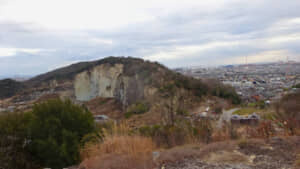 神社周辺の景観。削られた岩山の痕が生々しく残る。撮影：森田季節