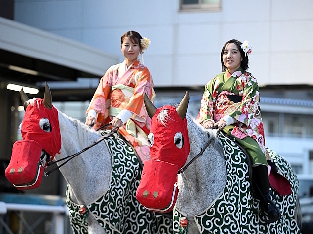 毎年恒例となっている川崎競馬の誘導馬によるコスプレ(24年1月、撮影：高橋正和)