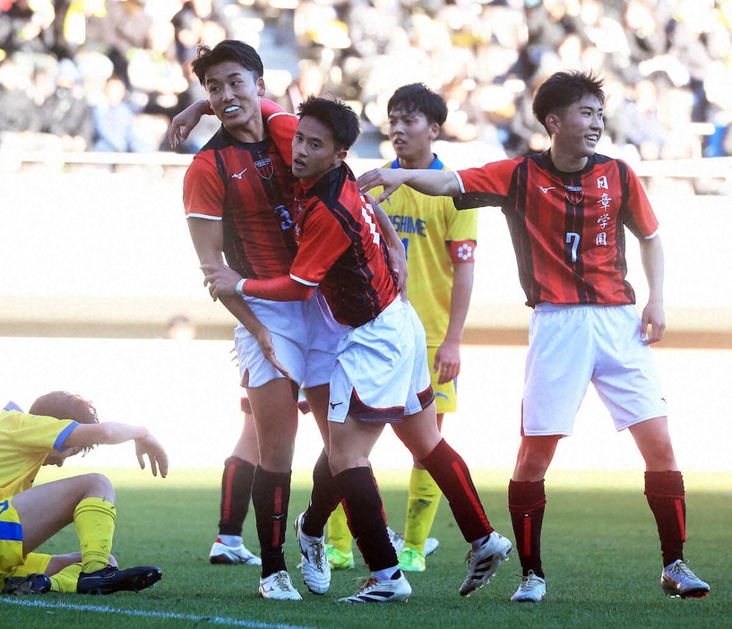 ＜西目・日章学園＞前半終了間際、、日章学園・高岡（中央）は3点目のゴールを決め喜び合う（撮影・西川祐介）