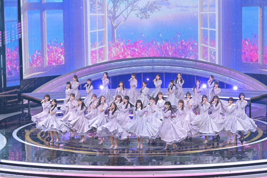 『第75回NHK紅白歌合戦』に出場した乃木坂46（C）NHK