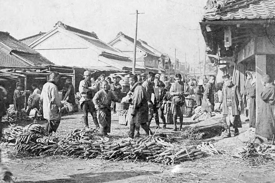 1911（明治44）年に撮影された神田多町の青果市場。『東京風景』（小川一真出版部）国立国会図書館所蔵