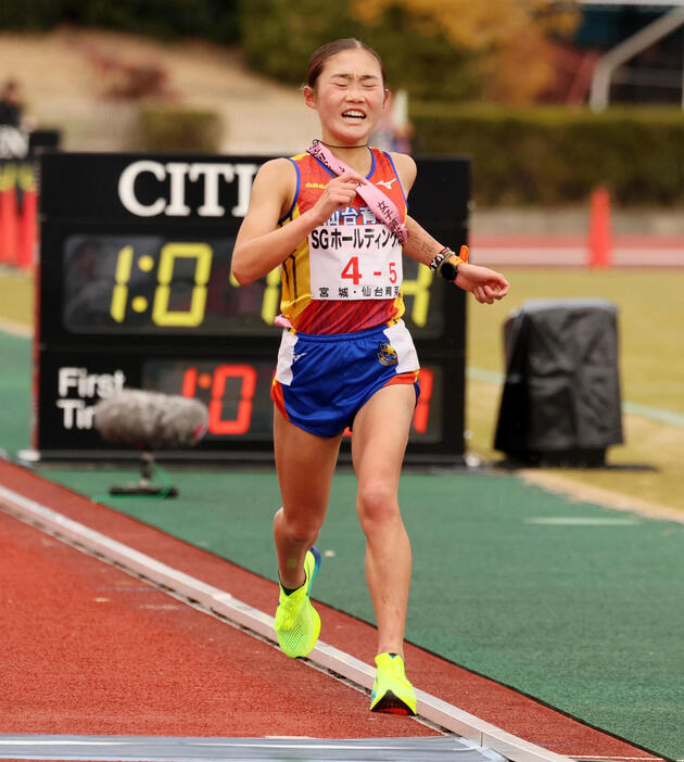 全国高校駅伝・女子の部　2位でゴールする仙台育英・細川あおい（撮影・加藤哉）