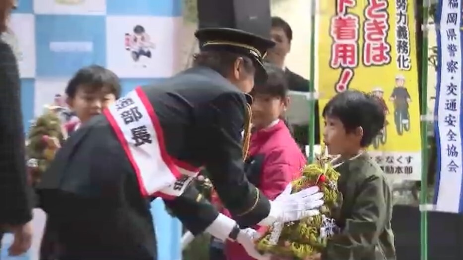 近藤真彦さんが福岡県警の1日交通部長に就任(16日、福岡銀行本店前広場)