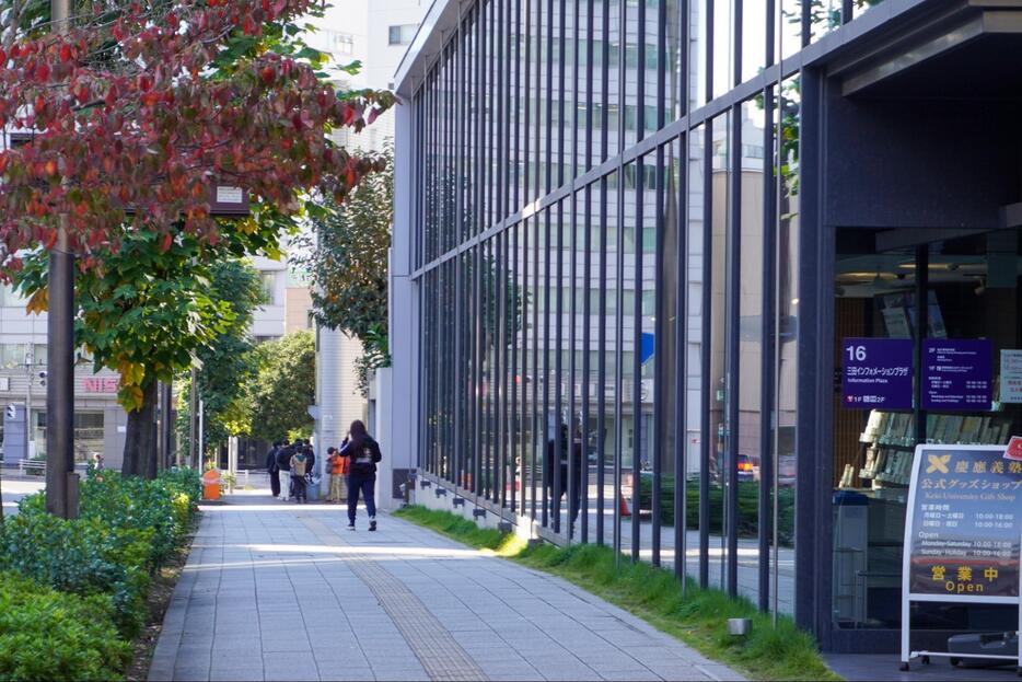 慶應大学正面口からうっすら見える三田本店の行列