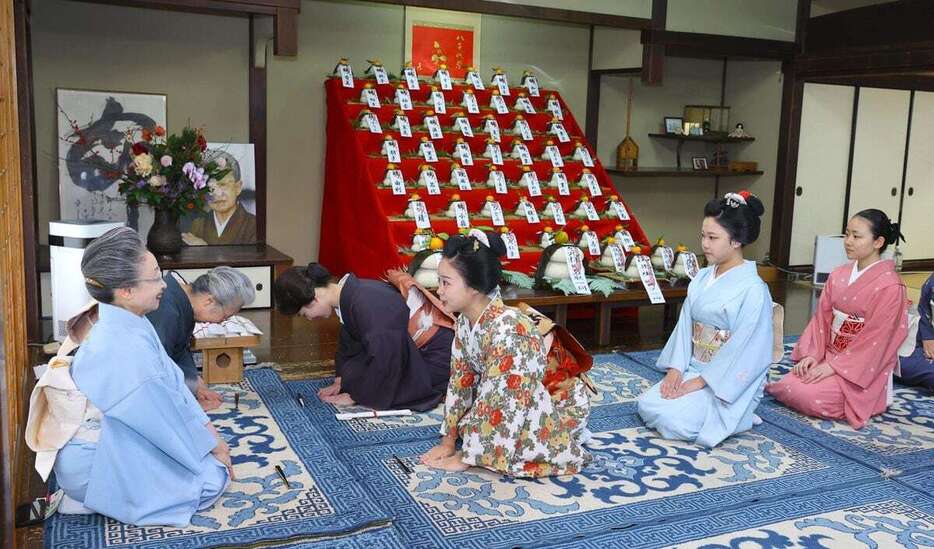 「事始め」であいさつする芸舞妓ら＝13日午前、京都市東山区（渡辺大樹撮影）