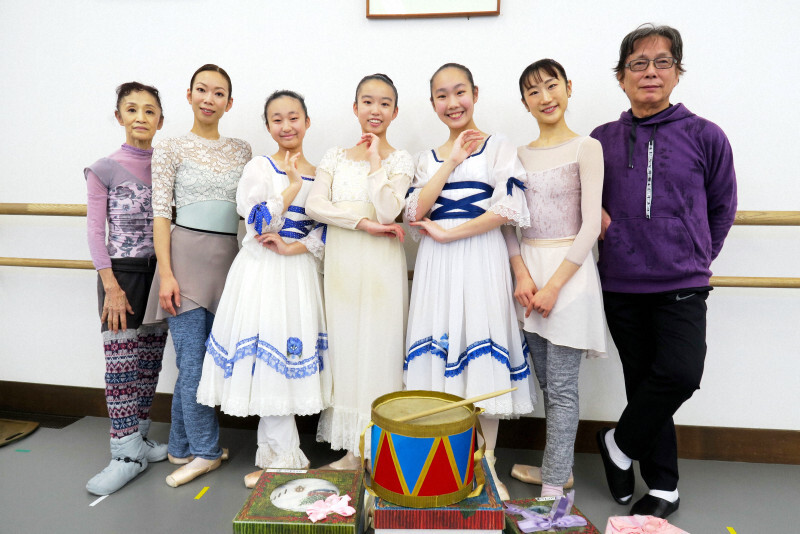 出演するダンサーと川口ゆり子さん（左端）、今村博明さん（右端）＝八王子市で