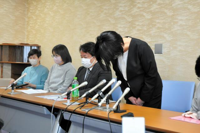 辞職会見で頭を下げる松井由美子・愛知県津島市議ら=20日、津島市議会