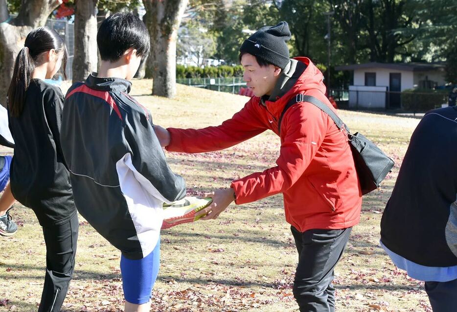 チーム秦野市の中学生らを指導した元日本記録保持者の荒井七海さん（中央右）＝２１日、秦野市平沢