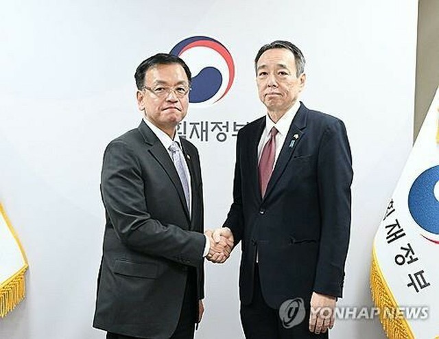 ソウル政府庁舎で面会した韓国の崔相穆・経済副首相兼企画財政部長官（左）と水嶋光一駐韓日本大使（企画財政部提供）＝9日、ソウル（聯合ニュース）≪転載・転用禁止≫