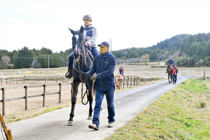 乗馬を体験する開園式の出席者（左）