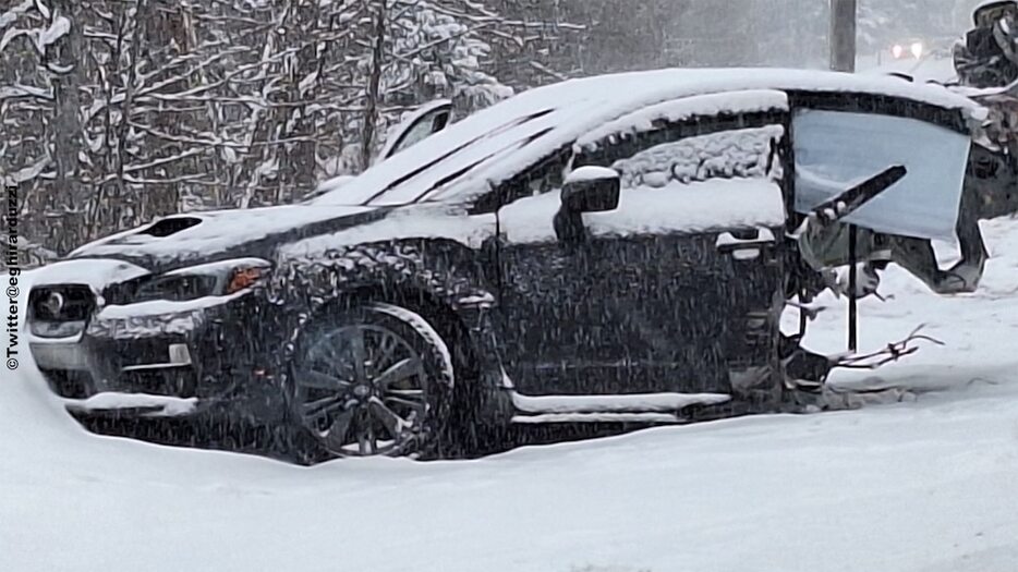 スバルWRXが除雪車との衝突で2つに引き裂かれた。過信は禁物だ。