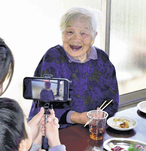 動画撮影中に笑顔を見せる千代さん