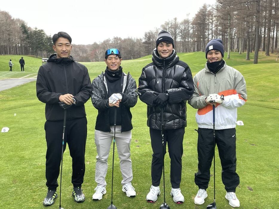 日本ハム・清宮幸太郎（右から2人目）は、選手会納会ゴルフに参加し、野村との切磋琢磨を誓った（撮影・加藤次郎）