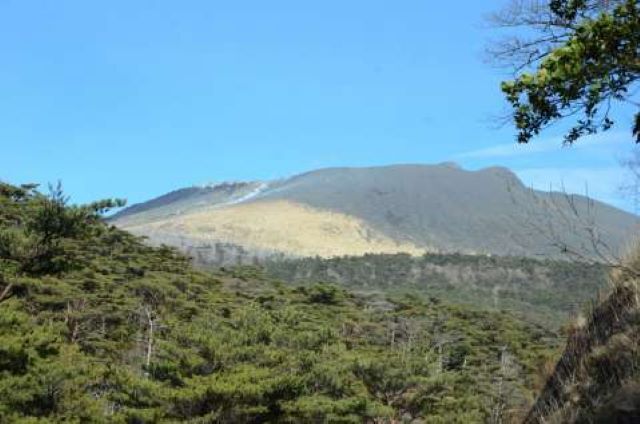 〈資料写真〉霧島連山・新燃岳＝2022年3月２日、霧島市牧園町