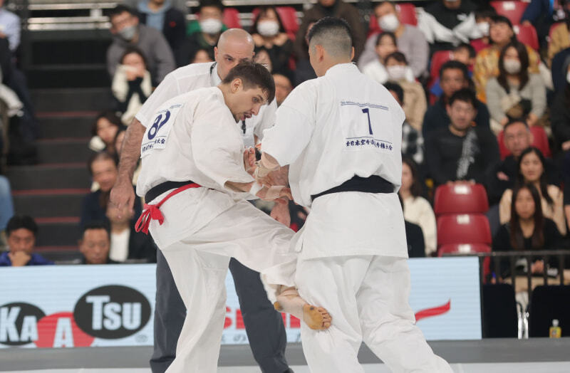 コバレンコの強烈な攻撃の連打で荒田に競り勝った