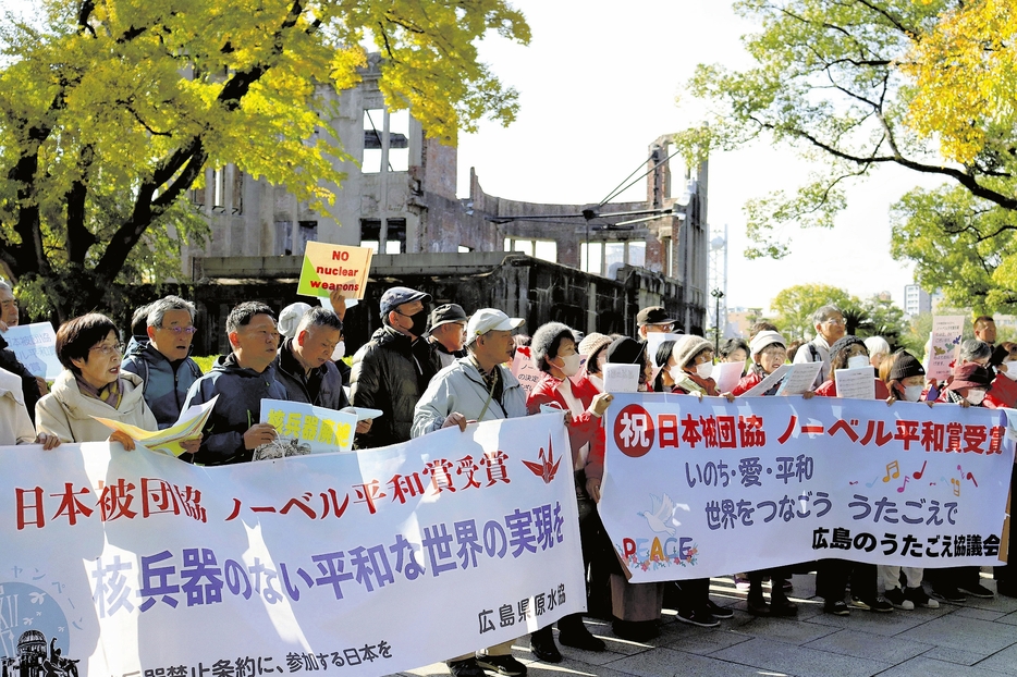 横断幕を掲げ、核兵器のない世界を呼びかける被爆者ら（広島市中区で）