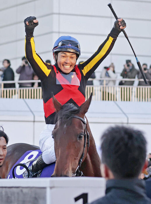 有馬記念を制したレガレイラの馬上で喜びを爆発させる戸崎圭太騎手（カメラ・荒牧　徹）