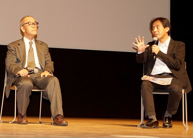 アフタートークを繰り広げる監督の都鳥伸也さん（右）と鈴木さん