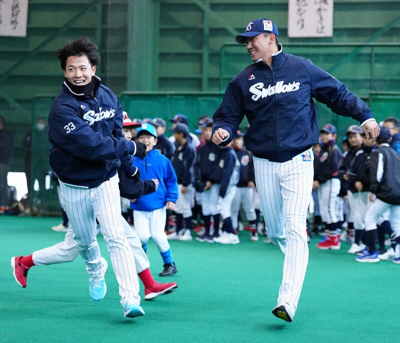 野球教室で子供たちとふれあう奥川（右）と内山（撮影・島崎忠彦）