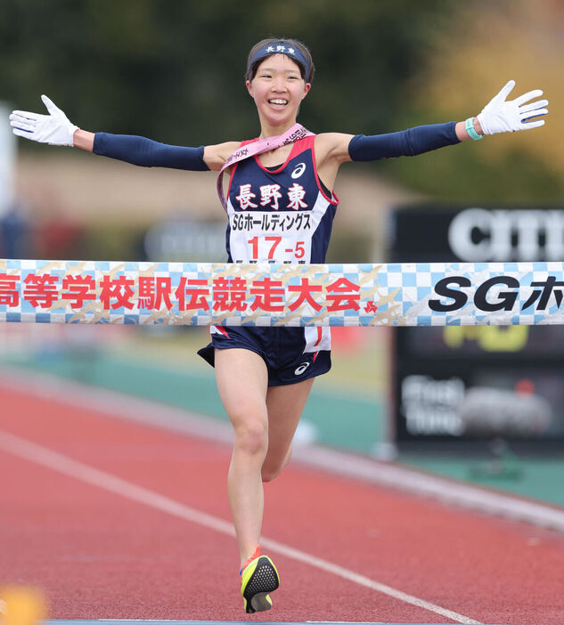 全国高校駅伝 １位でゴールする長野東・田畑陽菜（カメラ・渡辺 了文）