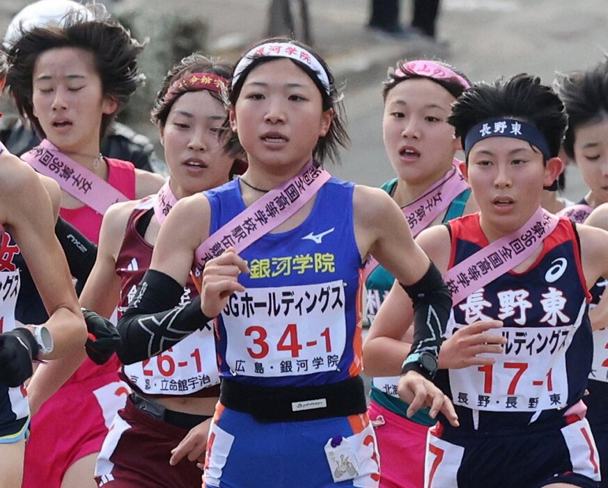 女子の1区5位だった銀河学院の細見（中央）