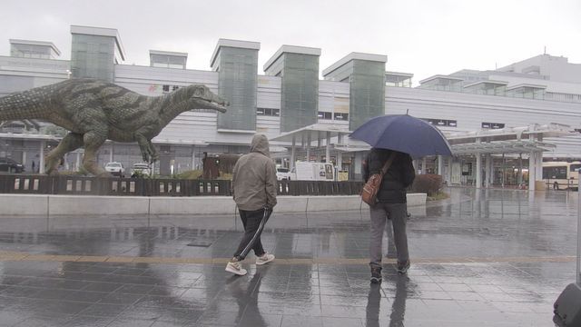 雨が降ったりやんだり＝31日午前9時半ごろ、福井駅前