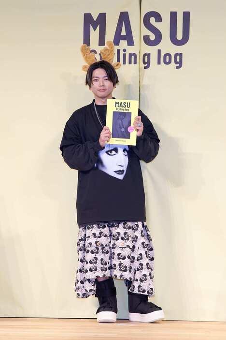 バレンシアガのTシャツを纏って会見に登壇した増田貴久。パンツは　「ネームセイク」。 Image by: FASHIONSNAP