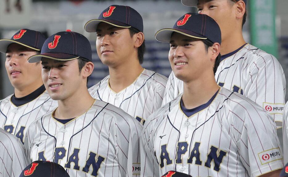 2023年WBCの侍ジャパン集合写真。佐々木朗希と大谷翔平