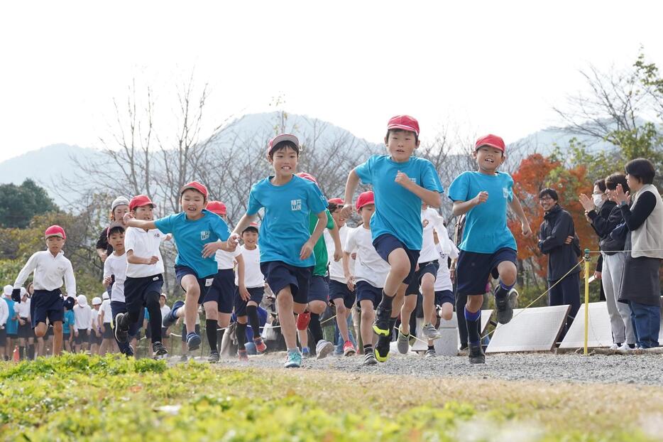 「よーい、どん」―。元気いっぱいに駆け出す児童たち＝兵庫県丹波篠山市北新町で