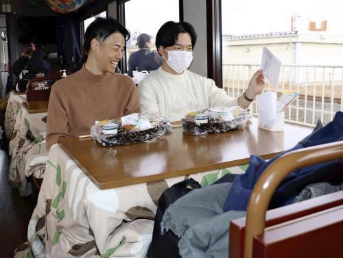 こたつ列車を楽しむ乗客ら（いずれも１４日、岩手県久慈市で）