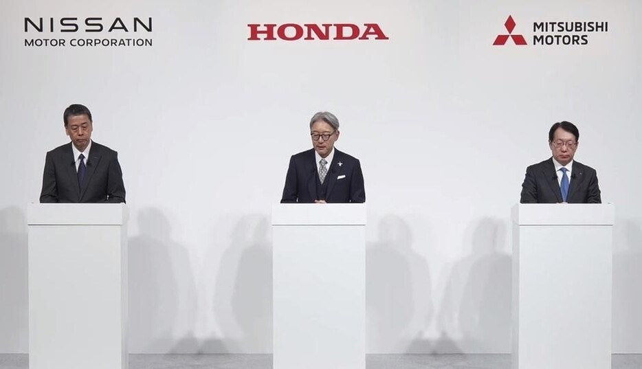 左から、日産自動車社長兼CEO内田誠氏、本田技研工業社長 三部敏宏氏、三菱自動車工業社長兼CEO加藤隆雄