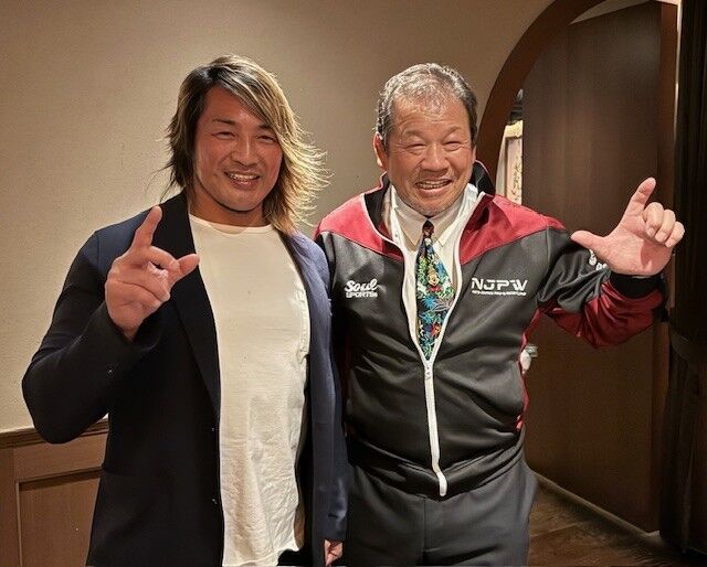 棚橋弘至からプレゼントされた「新日本プロレス」ジャージーに感動する藤波辰爾