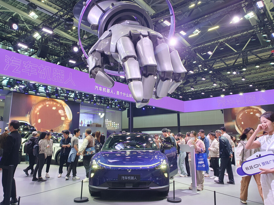 中国電気自動車（ＥＶ）メーカー、極越（ジーユエ）の展示モデル＝２０２３年１１月、中国広東省広州市