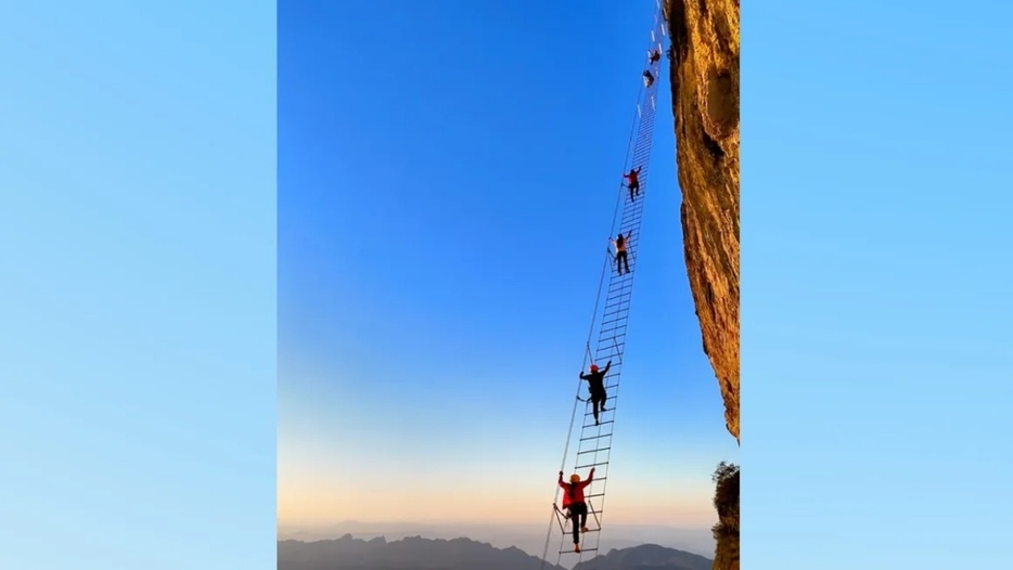 「天空の梯子（はしご）」を登る旅行者