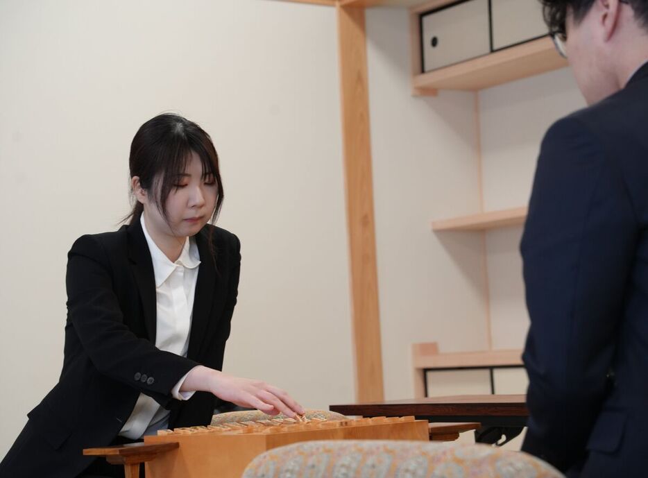 棋士編入試験第４局に臨む西山朋佳女流三冠（カメラ・瀬戸　花音）