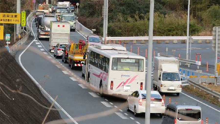 八木山バイパス。暫定2車線かつ山中のため、渋滞すると抜け出せない辛さがあった（画像：NEXCO西日本）。