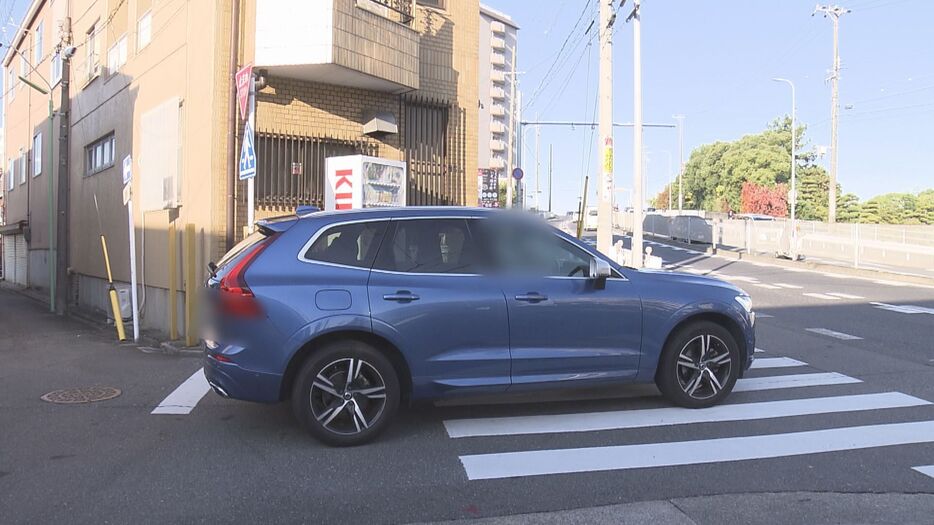 停止線を越えてから一時停止する車 名古屋市中村区の交差点