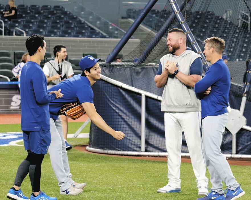 大谷翔平とブルージェイズのシュナイダー監督（右から２人目）