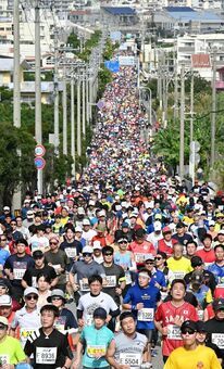 （資料写真）NAHAマラソンで長い一直線の上り坂を埋め尽くし力走するランナー＝沖縄県八重瀬町富盛