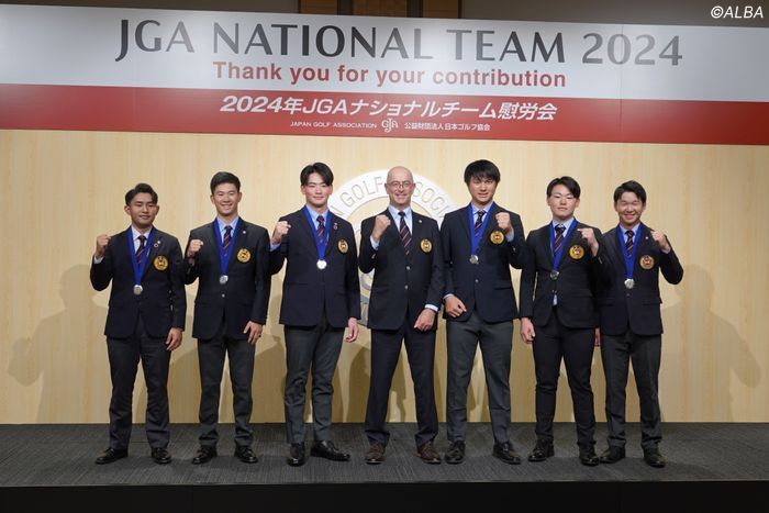 左から、山下勝将、小林匠、岩井光太、ガレス・ジョーンズ氏、中野麟太朗、松井琳空海、佐藤快斗