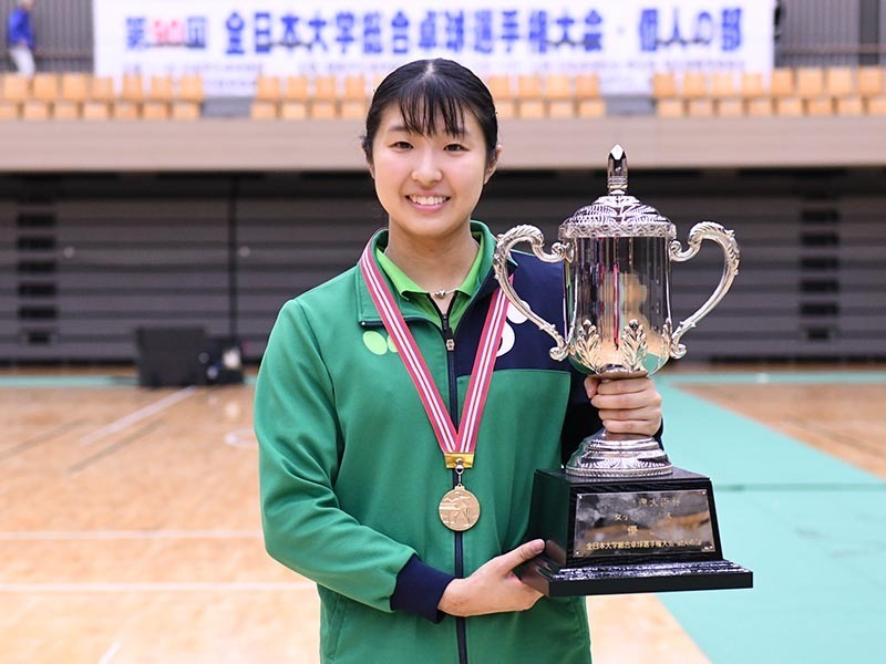 全日本学生総合卓球選手権・個人の部で2年連続で賜杯を手にした出澤杏佳