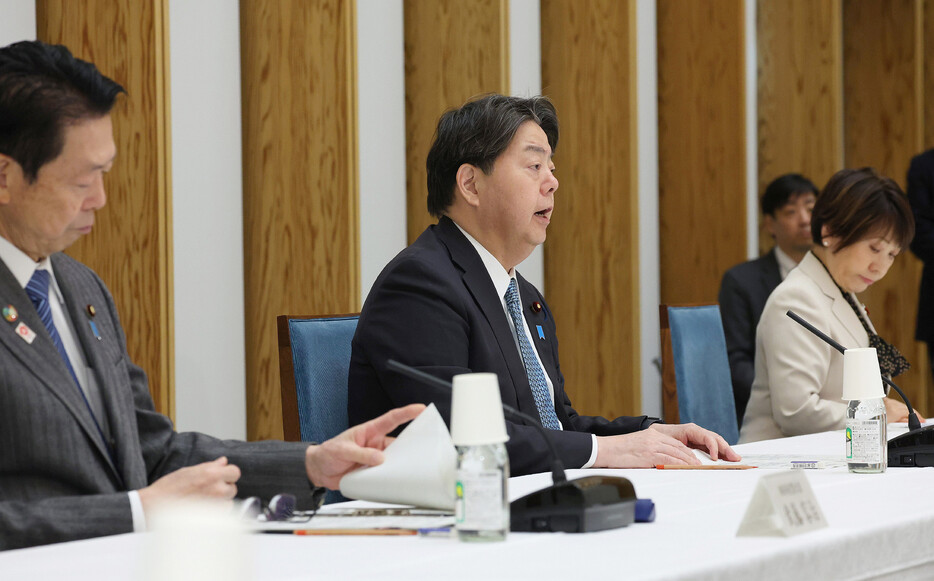 第１４回核燃料サイクル協議会で発言する林芳正官房長官（中央）＝２４日午前、首相官邸